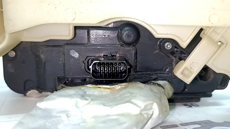 Детали замка двери передней левой Ford, видно место подключения.
