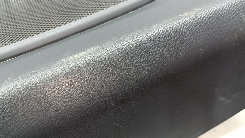 Крупный план повреждений на нижней обшивке багажника Toyota Sienna.