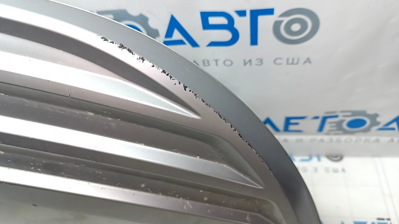 Крупный план повреждений на поверхности бампера Audi E-Tron, царапины и потертости.