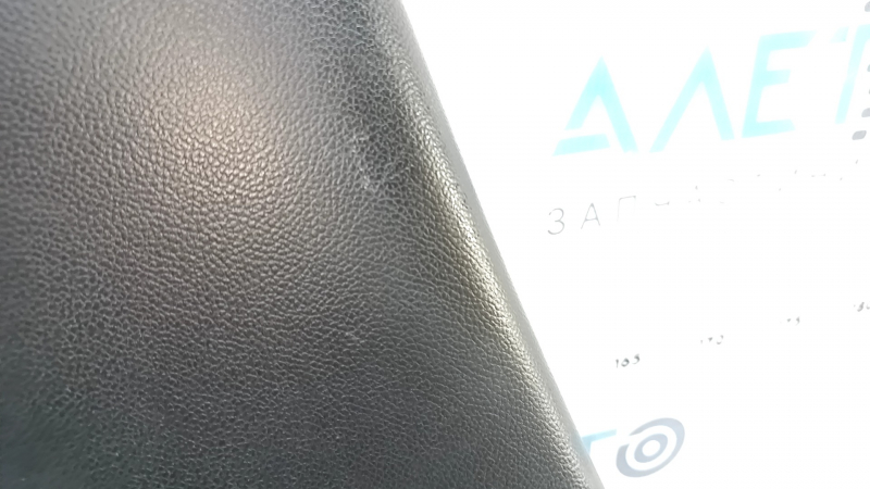 Крупный план царапин на накладке центральной стойки для Infiniti, черного цвета.