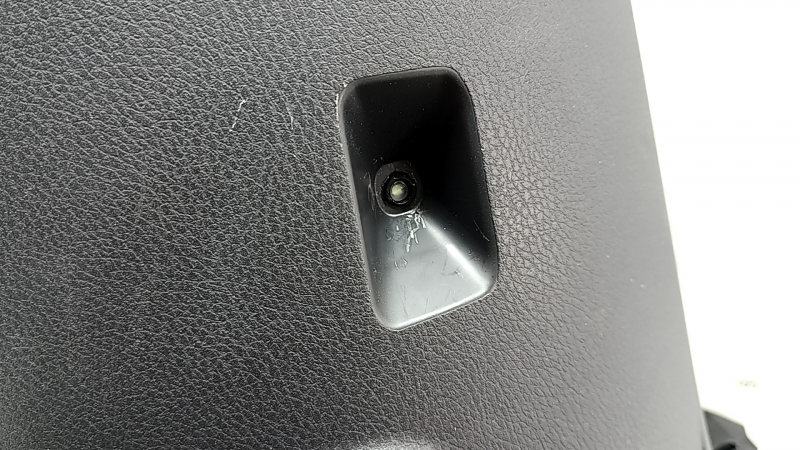 Детальный вид отверстия для подсветки на накладке центральной консоли Toyota Sienna 2021-2026, заметен дефект.