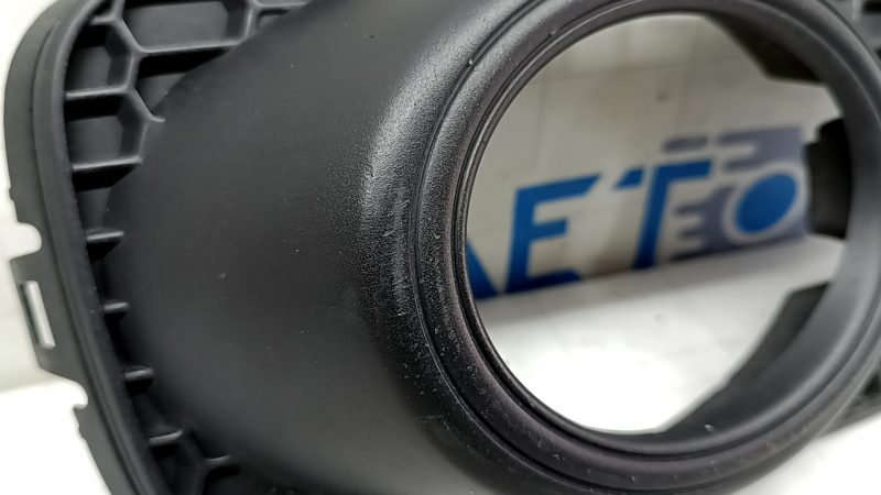 Решетка бампера левая VW Tiguan 12-16 рест под птф, потерта
