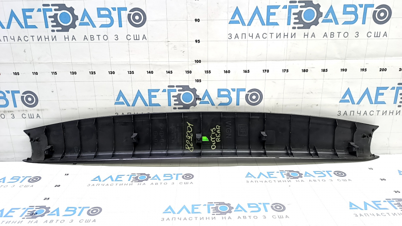 Обшивка двери багажника верхняя Subaru Outback 15-19 черная, царапина