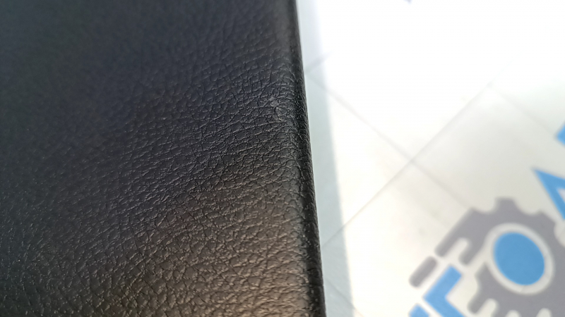 Обшивка двери багажника верхняя Subaru Forester 19-24 SK черная, потертость
