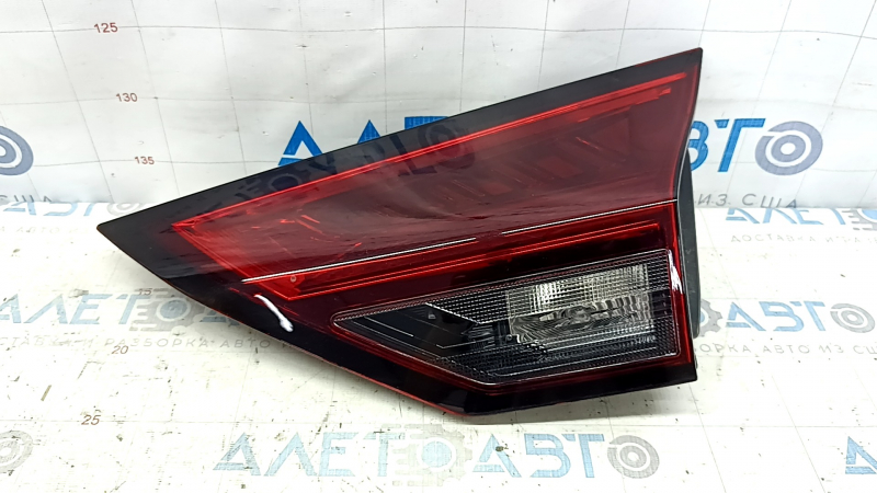 Фонарь внутренний дверь багажника правый Nissan Rogue 21-26 галоген + LED, потерт