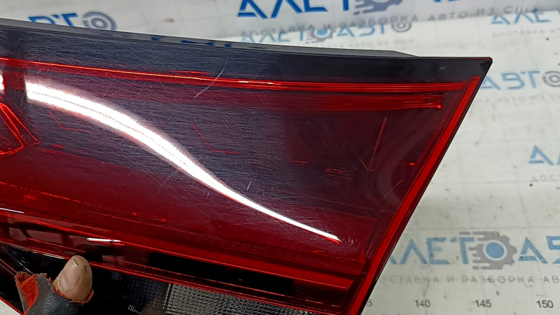 Фонарь внутренний дверь багажника правый Nissan Rogue 21-26 галоген + LED, потерт
