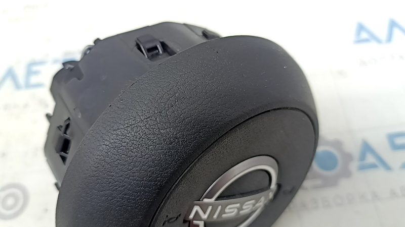 Подушка безопасности airbag в руль водительская Nissan Rogue 21-23 черная, тип 2, царапины