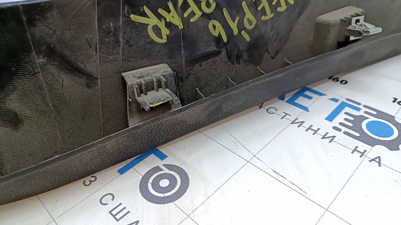 Обшивка двери багажника верхняя Jeep Grand Cherokee WK2 14-21 черная, царапины, тычка
