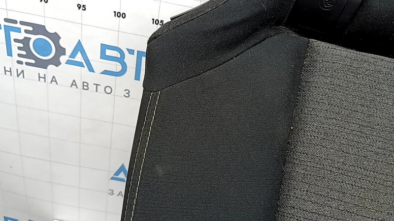 Ракурс боковой части заднего сиденья Nissan Rogue 21-22, присутствуют незначительные потертости.