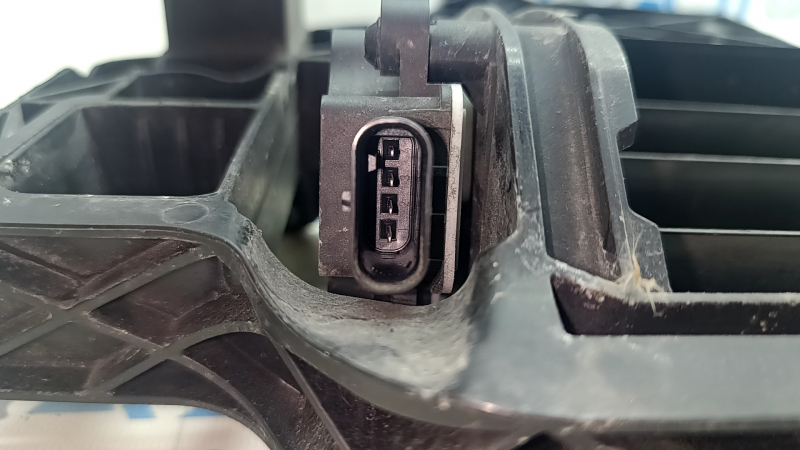 Жалюзи дефлектор радиатора верхний Audi E-Tron 19-23 с актуатором