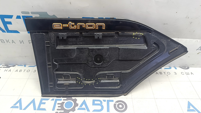 Заглушка порта зарядки правая Audi E-Tron 19-23 трещина, слом креп