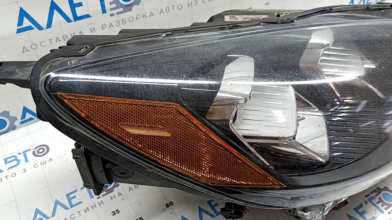Фара передняя правая в сборе Ford Escape MK4 20-22 LED, под полировку, потрескался лак