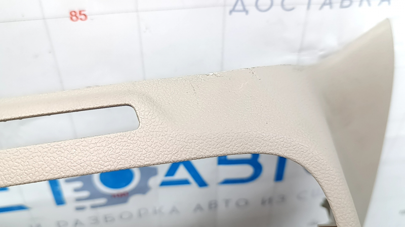 Накладка передней панели центральная нижняя Ford Escape MK4 20-22 бежевая, царапины