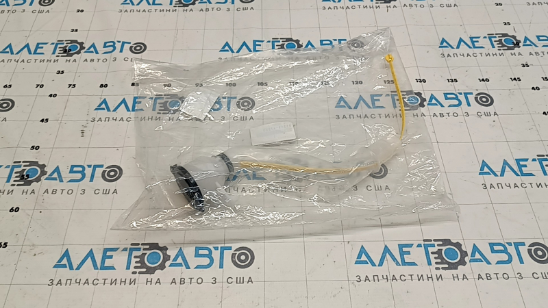 Горловина бачка омывателя Toyota Prius V 15-17 с крышкой