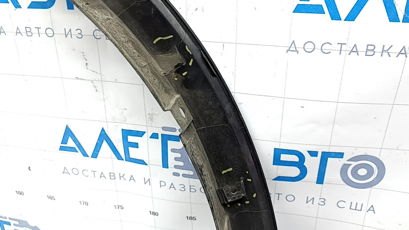 Детали накладки арки крыла передней правой Ford Escape 2020-2026, крупный план внутренней поверхности
