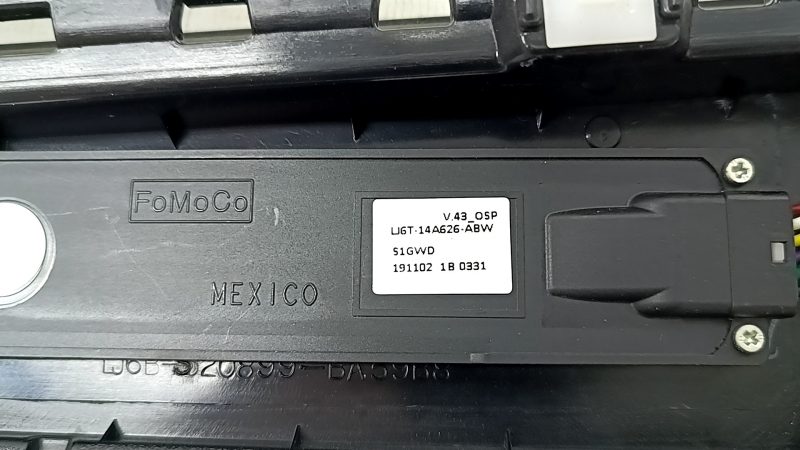 Накладка двери боковая передняя левая Ford Escape MK4 20-26 под код, царапины, в клее