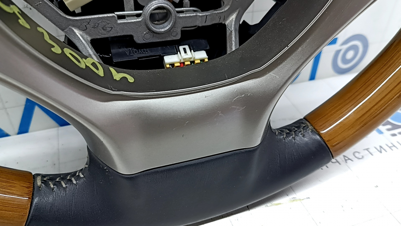 Руль в сборе Lexus ES300h ES350 13-16 дорест, кожа черная светлое дерево, с подогревом, с кнопками и круизом, потерт, царапины