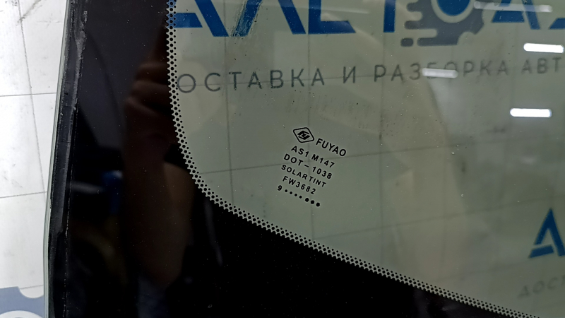 Маркировка FUYAO на лобовом стекле Lexus ES, показывает оригинальность детали.