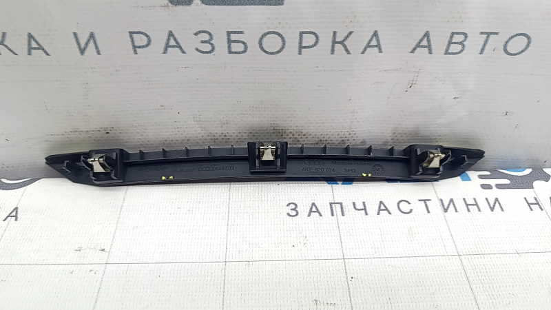 Накладка передней панели между воздуховодами левая Audi E-Tron 19-23 черный мат, сломаны крепления