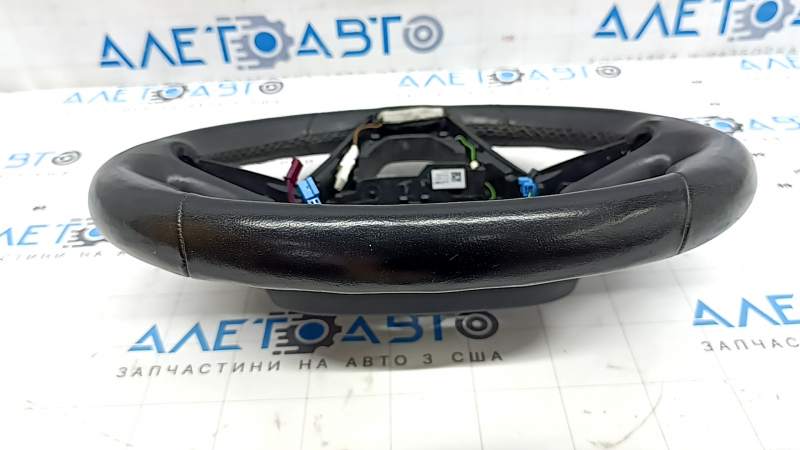 Боковой ракурс рулевого колеса BMW X5 G05 2019–2026, отметки износа на коже.