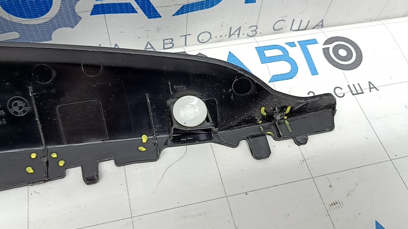 Накладка замка двери багажника верхнего BMW X5 G05 19-26 черная, надломаны направляющие
