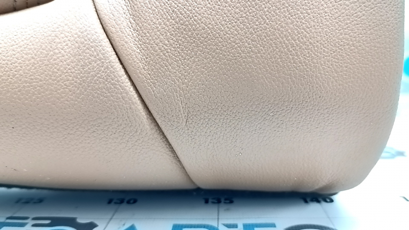 Деталь сиденья BMW X5 G05, вид сбоку, также с небольшими потертостями.