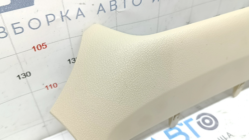 Близкий план поверхности накладки с царапиной, подойдет для Lexus ES 300h и ES 350