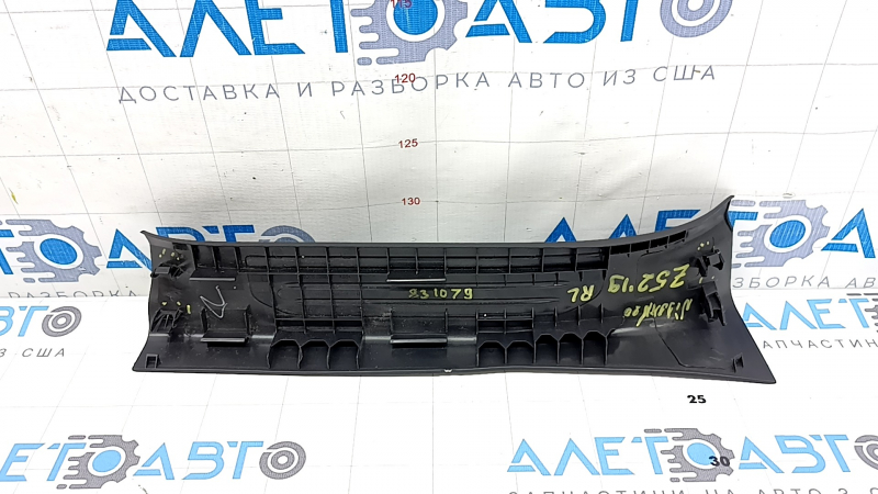 Накладка порога внутренняя задняя правая Nissan Murano z52 17-24 черная, 3 полоски, царапины, надломаны крепления