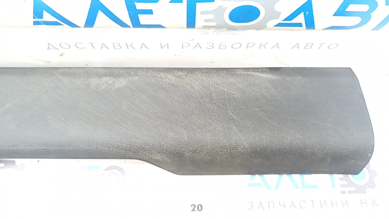 Накладка порога внутренняя левая Audi E-Tron 19-23 черная, затерта