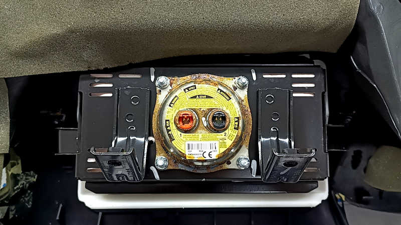 Торпедо передняя панель с AIRBAG Nissan Rogue 14-20 черная, ржавый пиропатрон