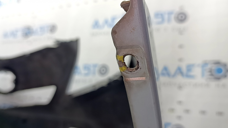 Крупный план крепления бампера Toyota Prius V, видно повреждение