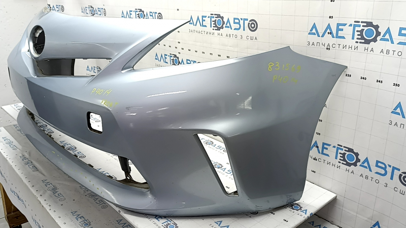 Передний бампер Toyota Prius V, вид сбоку, с царапинами и трещинами