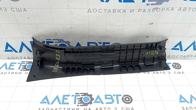 Накладка порога внутрішня ззаду права Nissan Murano z52 17-24 чорна, 3 смужки, потерта