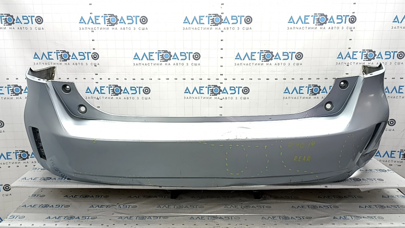 Бампер задний голый Toyota Prius V 12-17 без губы, голубой, примят, надломаны крепления, царапины