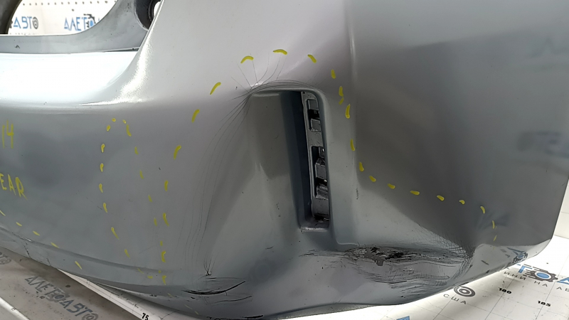 Бампер задний голый Toyota Prius V 12-17 без губы, голубой, примят, надломаны крепления, царапины