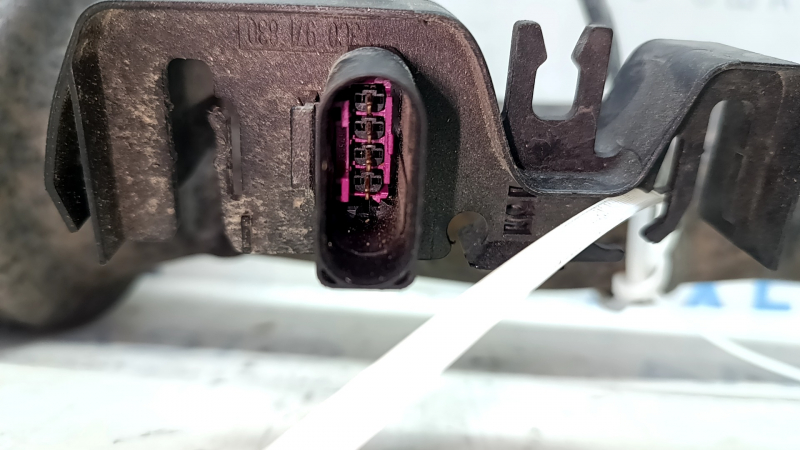 Крепление лямбда-зонда на приемной трубе VW Tiguan 2009-2018.