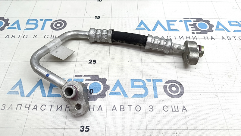 Трубка кондиционера на блок клапанов Audi E-Tron 19-23 короткий