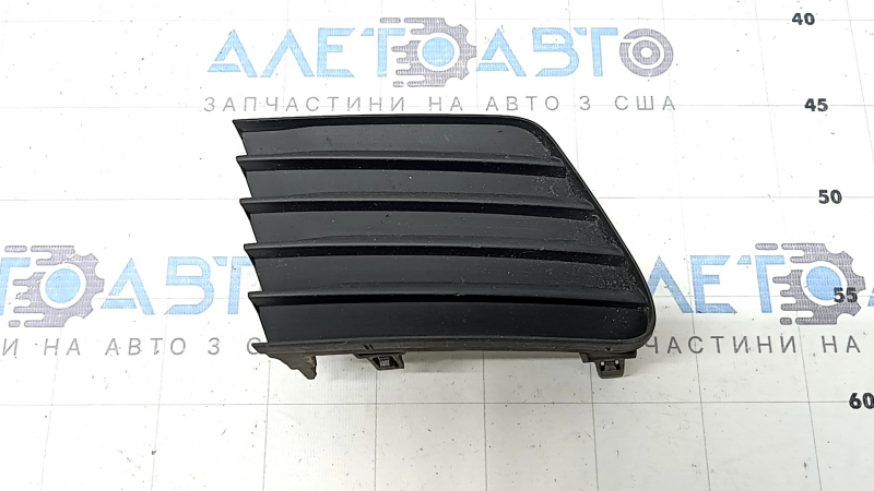 Решетка переднего бампера левая Toyota Prius V 12-14 дорест, без птф, структура, песок