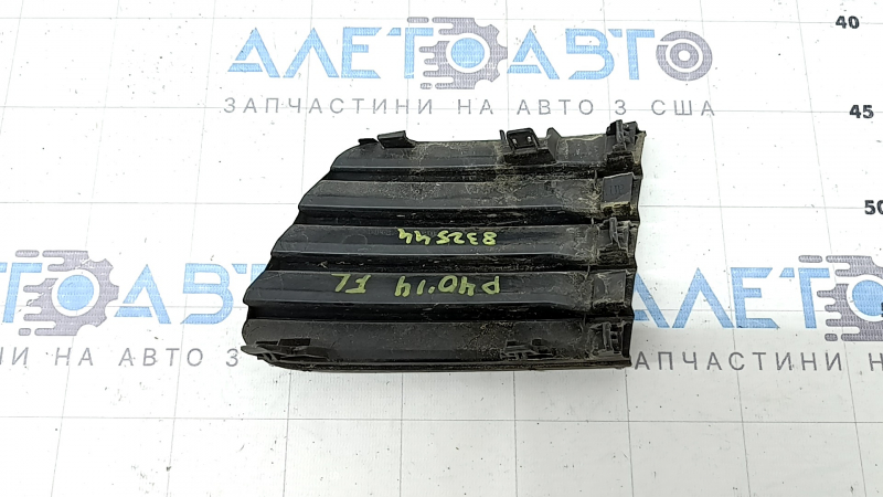 Решетка переднего бампера левая Toyota Prius V 12-14 дорест, без птф, структура, песок