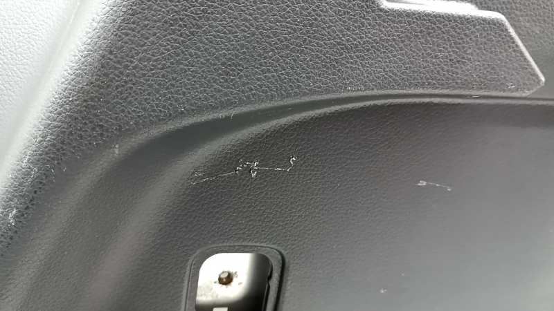 Обшивка арки правая Nissan Rogue 17-20 черный под 2 ряда, царапины с накладкой