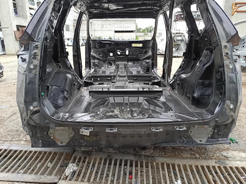 Задняя панель Nissan Rogue 21-26 на кузове, черная