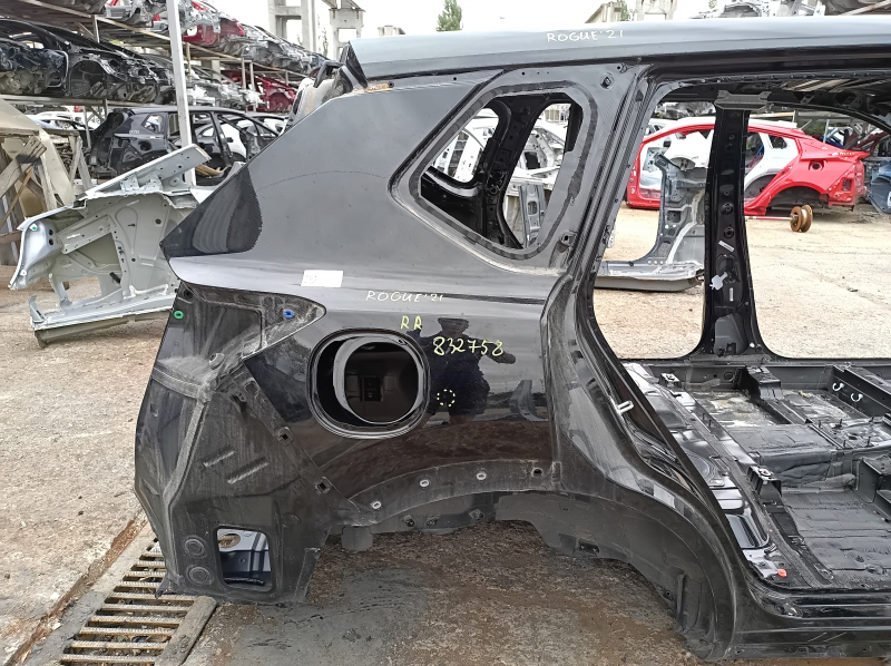 Четверть крыло задняя правая Nissan Rogue 21-26 на кузове, черная, тычки