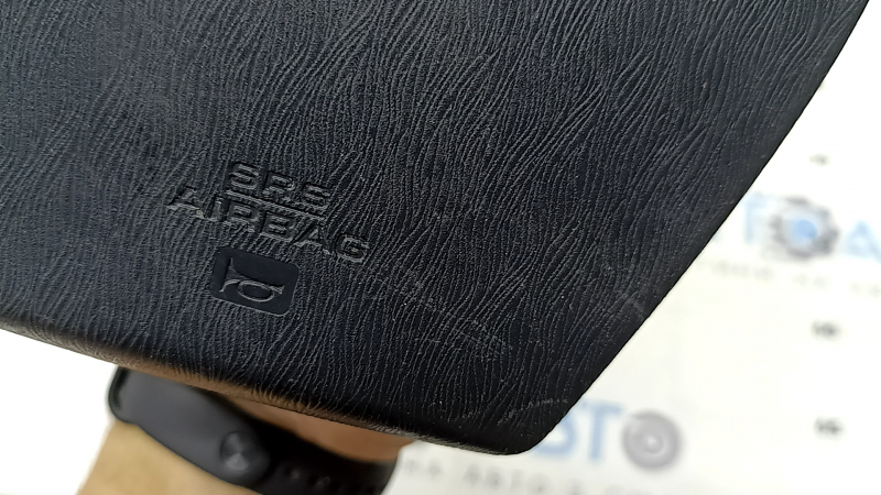 Отметка на подушке безопасности airbag для Toyota, видно указание на SRS.