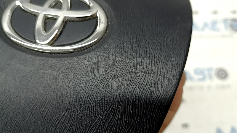 Подушка безопасности airbag в руль водительская Toyota Prius V 12-17 черная, царапины, ржавый пиропатрон