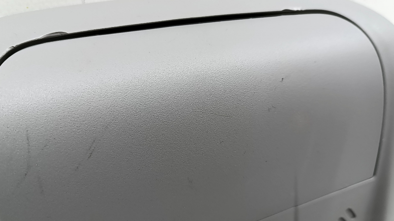 Крупный план повреждений на верхней поверхности плафона освещения Chevrolet Equinox