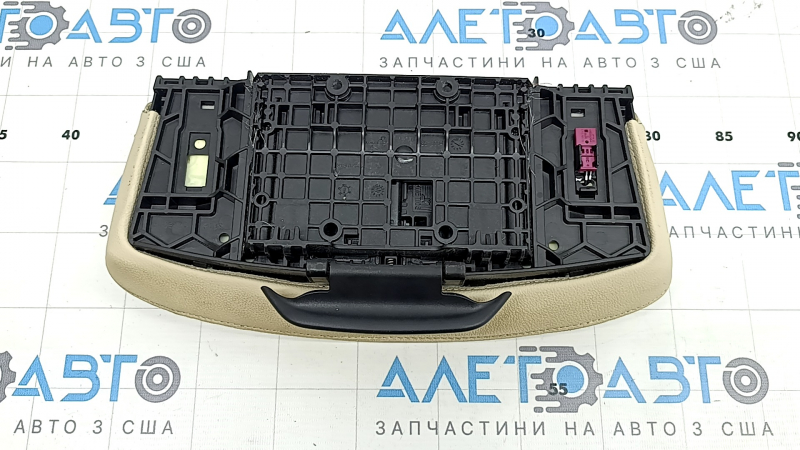 Обратная сторона коленной подпорки, видно разъем для подключения на BMW X3 G01 2018-2023