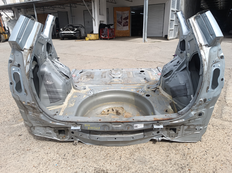 Задняя панель Toyota Prius V 12-17 на кузове, голубая, ржавая