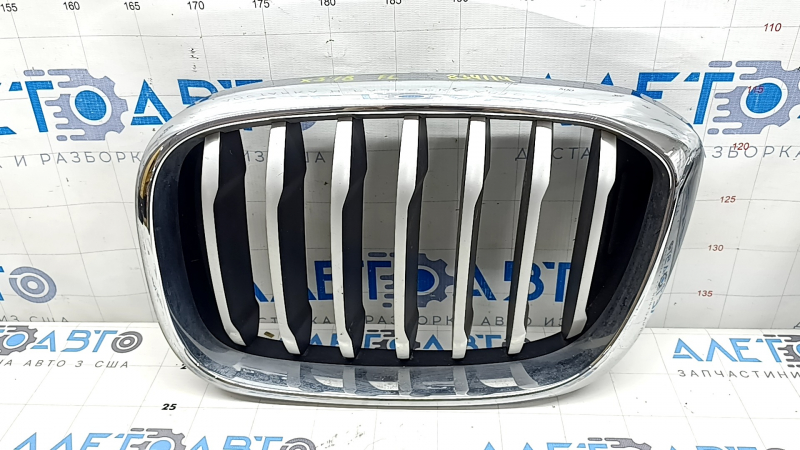 Решетка радиатора grill левая BMW X3 G01 18-21 ноздря, хром обрамление+ серая решетка, сломано крепление, песок