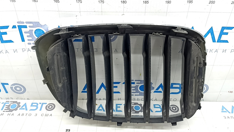 Решетка радиатора grill левая BMW X3 G01 18-21 ноздря, хром обрамление+ серая решетка, сломано крепление, песок