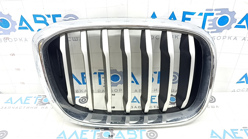 Решетка радиатора grill правая BMW X3 G01 18-21 ноздря, хром обрамление+ серая решетка, сломано крепление, песок